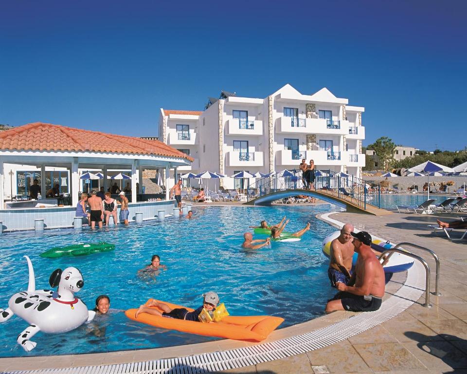 佩基罗德林迪亚塔拉萨酒店的一群人在度假村的游泳池里