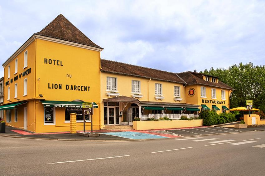 拉沙特尔Logis Hôtel Restaurant Du Lion D'argent Et Des Tanneries的街道拐角处的黄色酒店