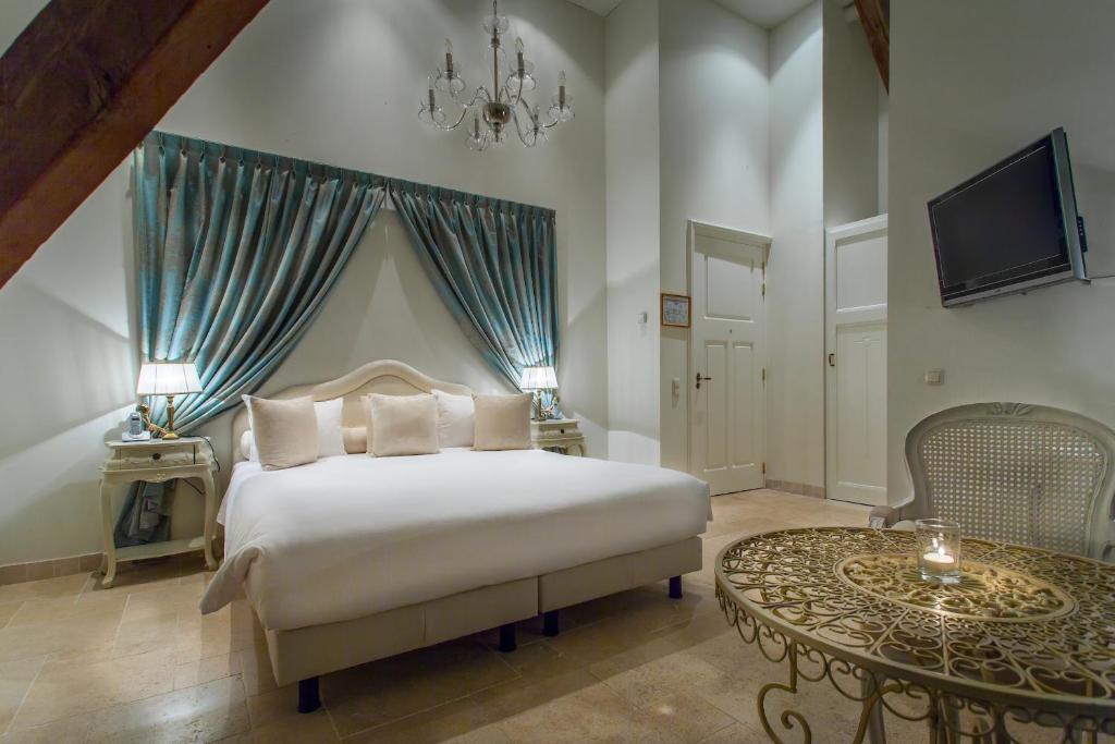 韦斯特莱瓦斯特勒庄园度假酒店的一间卧室配有一张大床和一张桌子