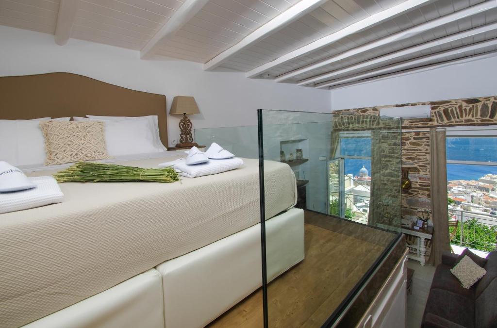 埃尔莫波利斯TOP SUITES的一间卧室设有一张大床和一个窗户。