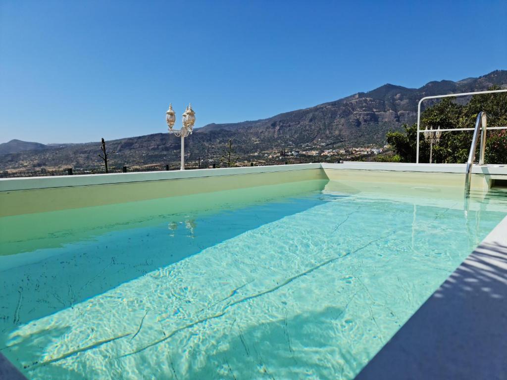 巴尔塞基略Holiday Home Hemi的蓝色的海水和山脉背景的游泳池