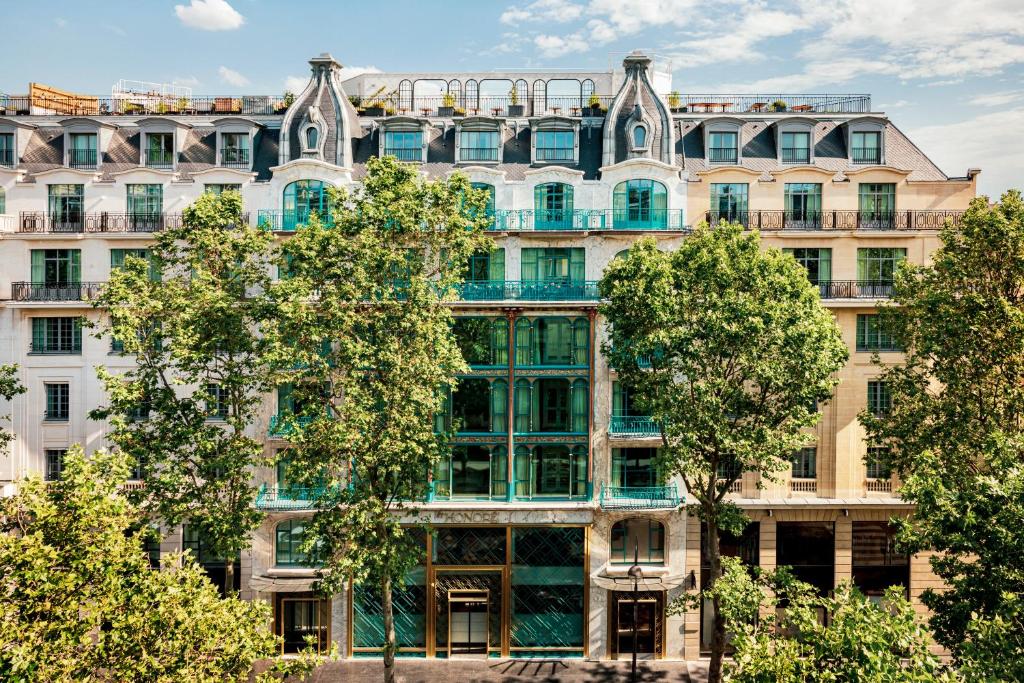 巴黎Kimpton - St Honoré Paris, an IHG Hotel的公寓大楼前面有树木
