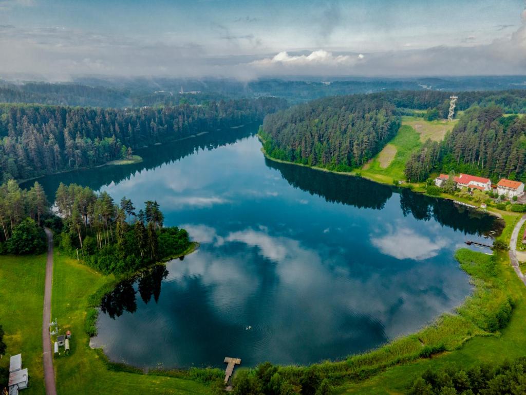 伊格纳利纳Svečių namai ALDAIVITA的乡村湖泊的空中景致