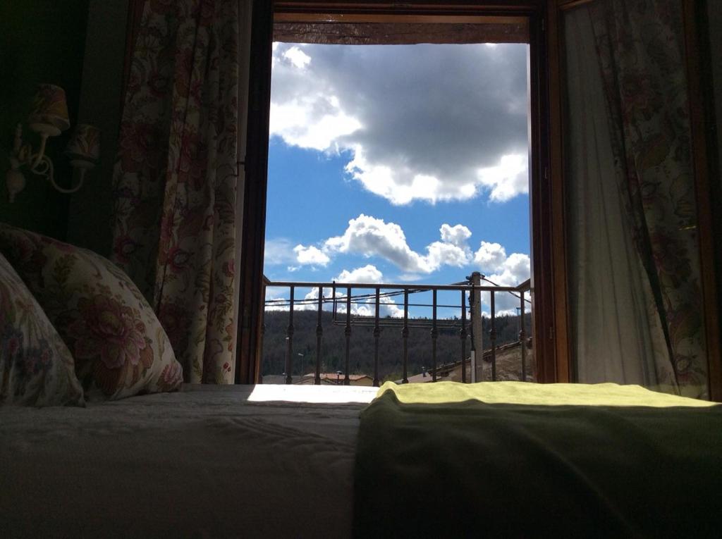 Maestu乡村洛杉矶鲁特罗斯酒店的一间卧室设有一张床和一个美景窗户。