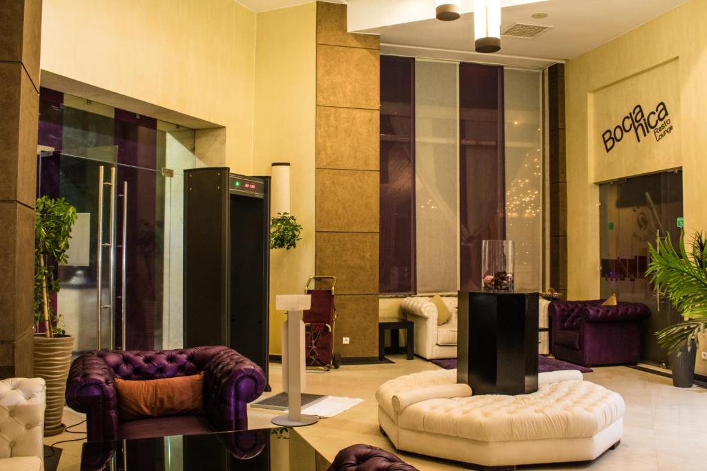 马拉喀什Tempoo Hotel Marrakech City Centre Adults Only的一间商店里一个带沙发和椅子的大堂