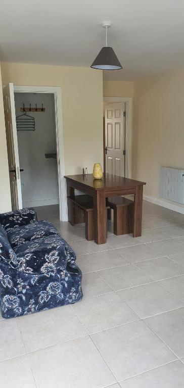 多尼戈尔Hydeaway 2的客厅配有木桌和床。