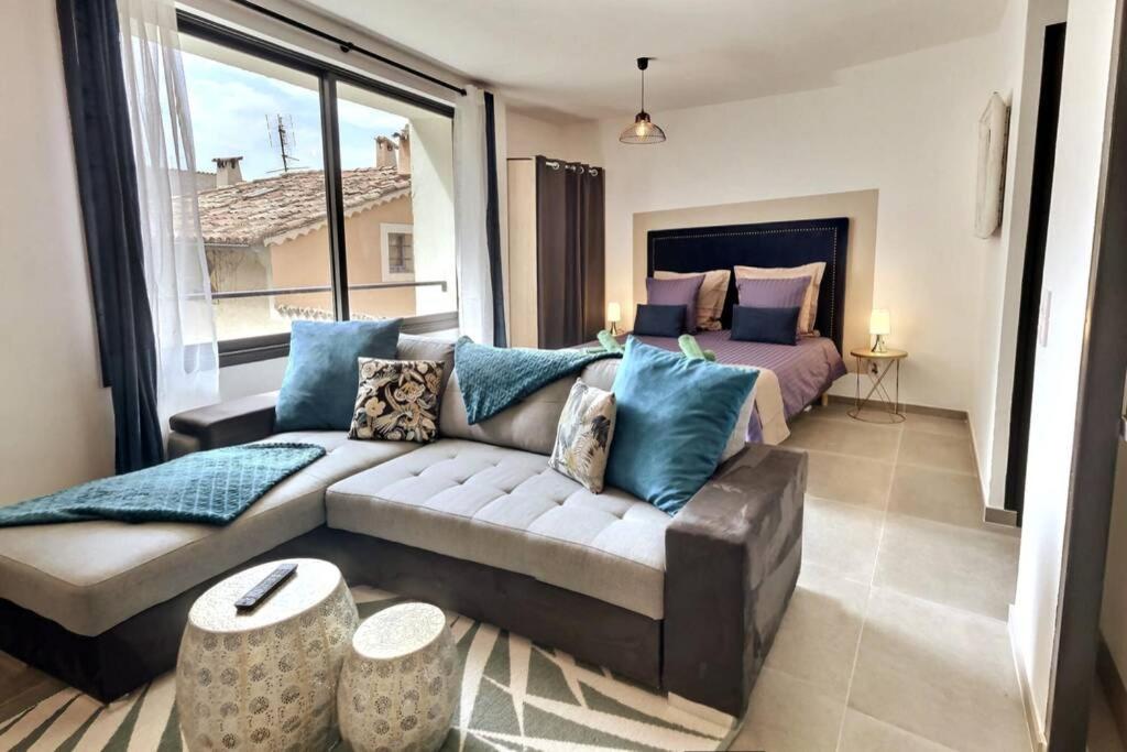 穆斯捷-圣玛丽Spacieux, terrasse, vue imprenable Moustiers #6的客厅配有沙发和1张床