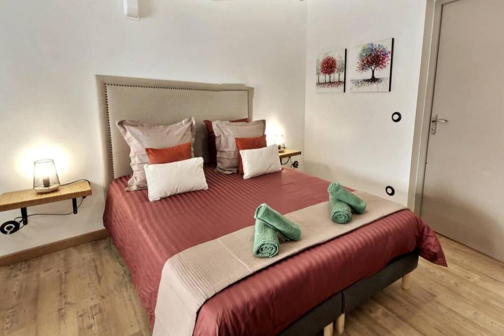 穆斯捷-圣玛丽Studio tout confort, terrasse, calme Moustiers #7的一间卧室配有一张大床,上面有两条绿色毛巾
