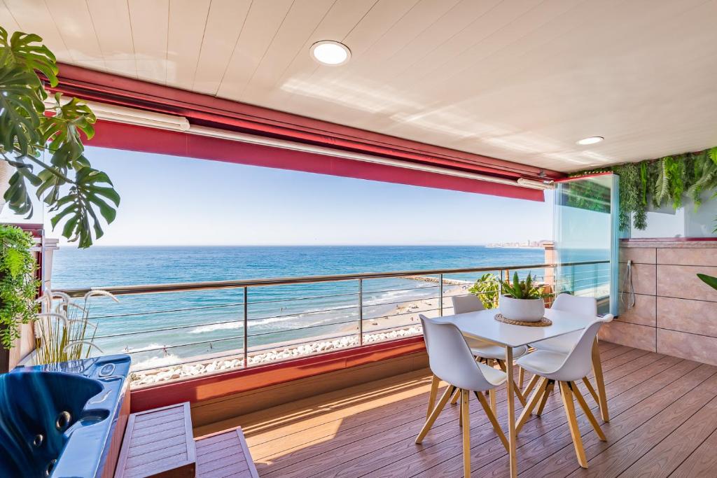 福恩吉罗拉PARADISE SUITES Buenavista Beach的海景用餐室