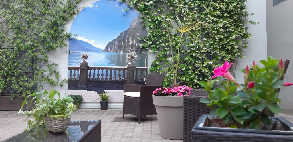 加尔达湖滨贝拉别墅公寓酒店的种有植物并享有水景的庭院
