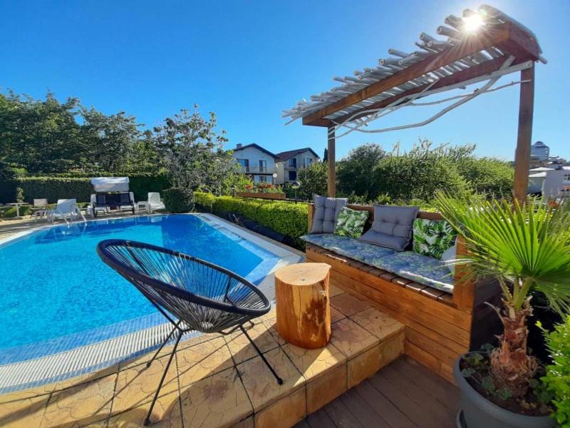 阳光海滩Milennia Family Hotel的露台旁带椅子的游泳池