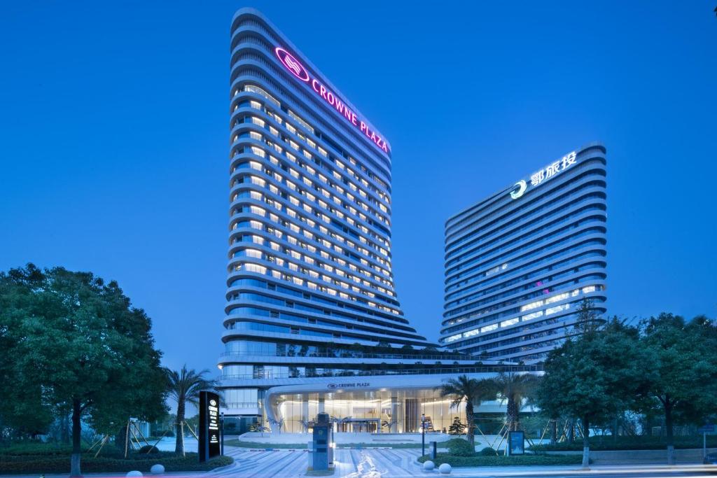 武汉武汉光谷皇冠假日酒店的夜城两座高楼