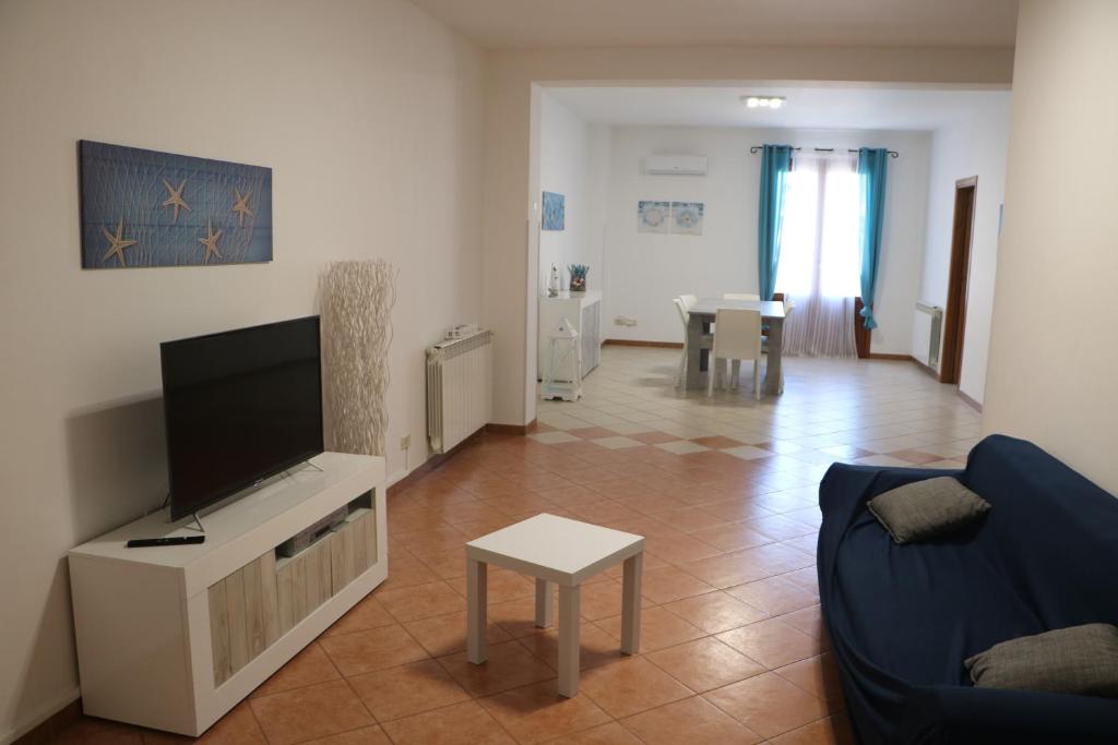 泰拉西尼La Casa di Magiù的客厅配有电视、沙发和桌子