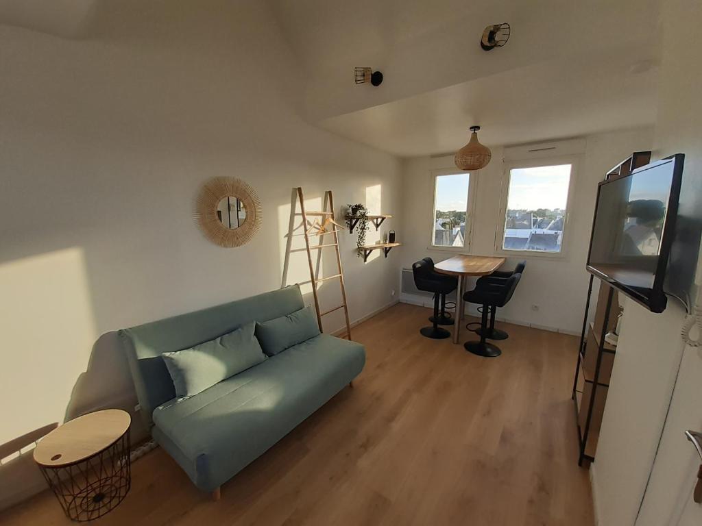 圣皮耶尔基贝龙Studio calme 20m² à 500 mètres de la plage/ centre的客厅配有沙发和桌子