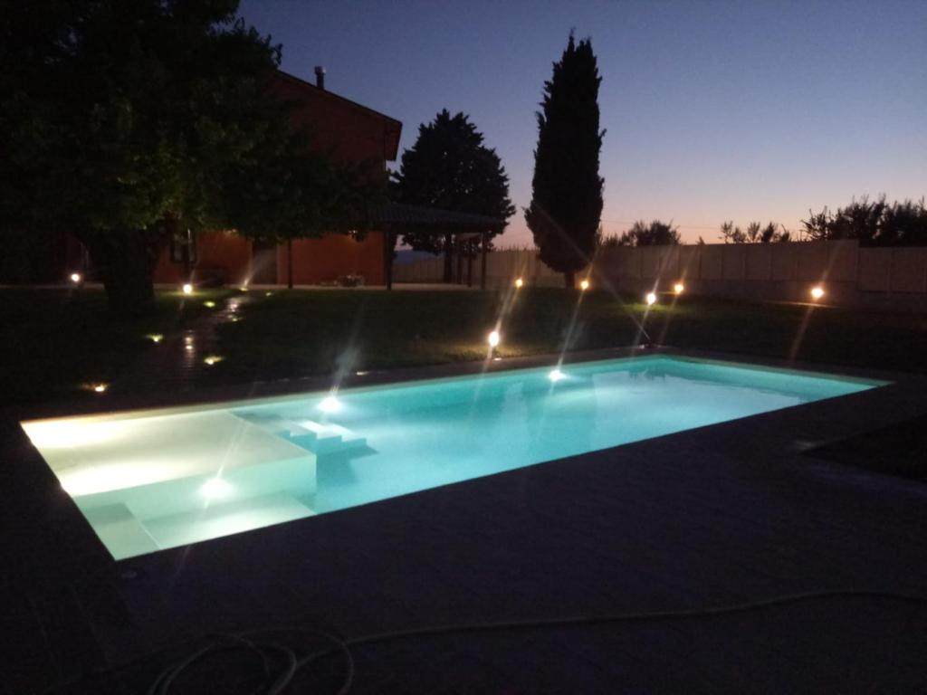 法诺Villa Silvia的夜间在院子里的游泳池里