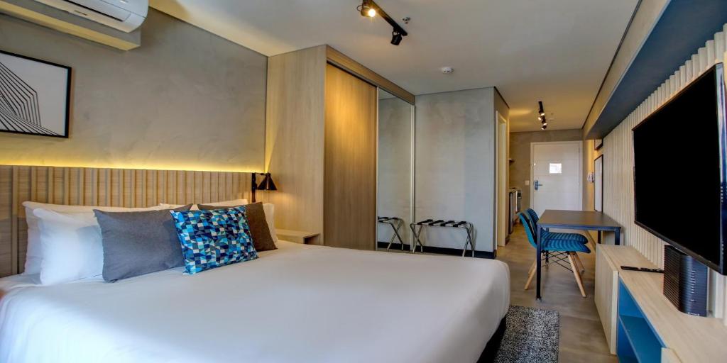 圣保罗Roomo Vila Mariana Ejoy的酒店客房,配有床和电视
