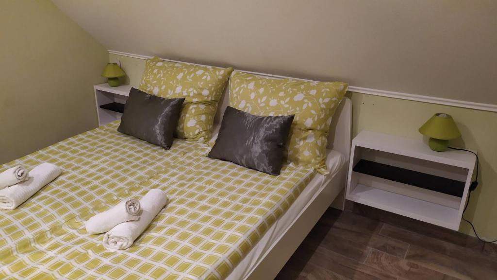 阿布劳哈姆海吉Arcadia Guesthouse的一间卧室配有带拖鞋的床铺