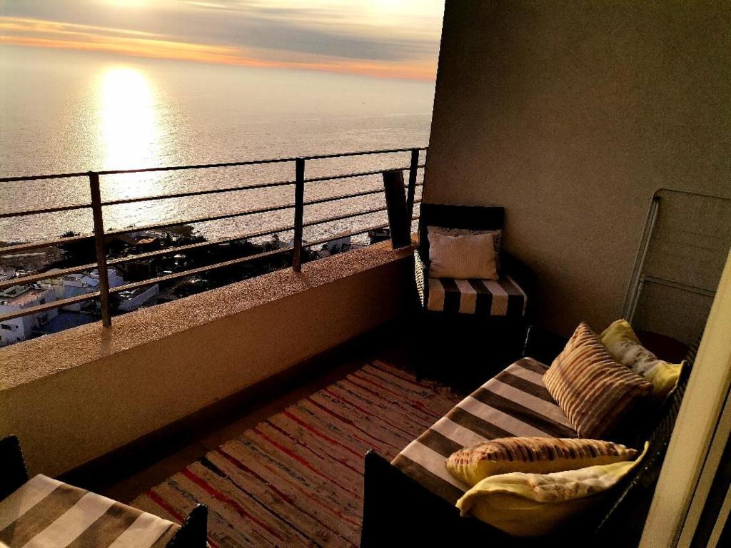 维纳德马Departamento Reñaca maravillosa vista al mar的客房设有海景阳台。