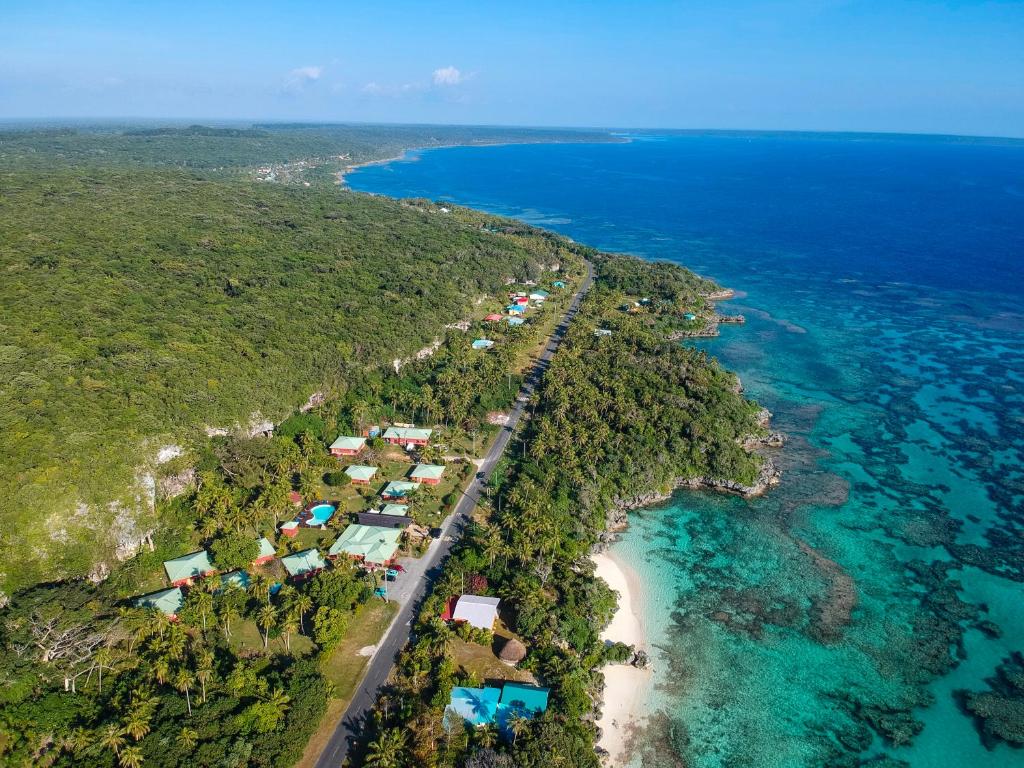 利富岛Hotel Oasis de Kiamu的海洋岛屿的空中景观