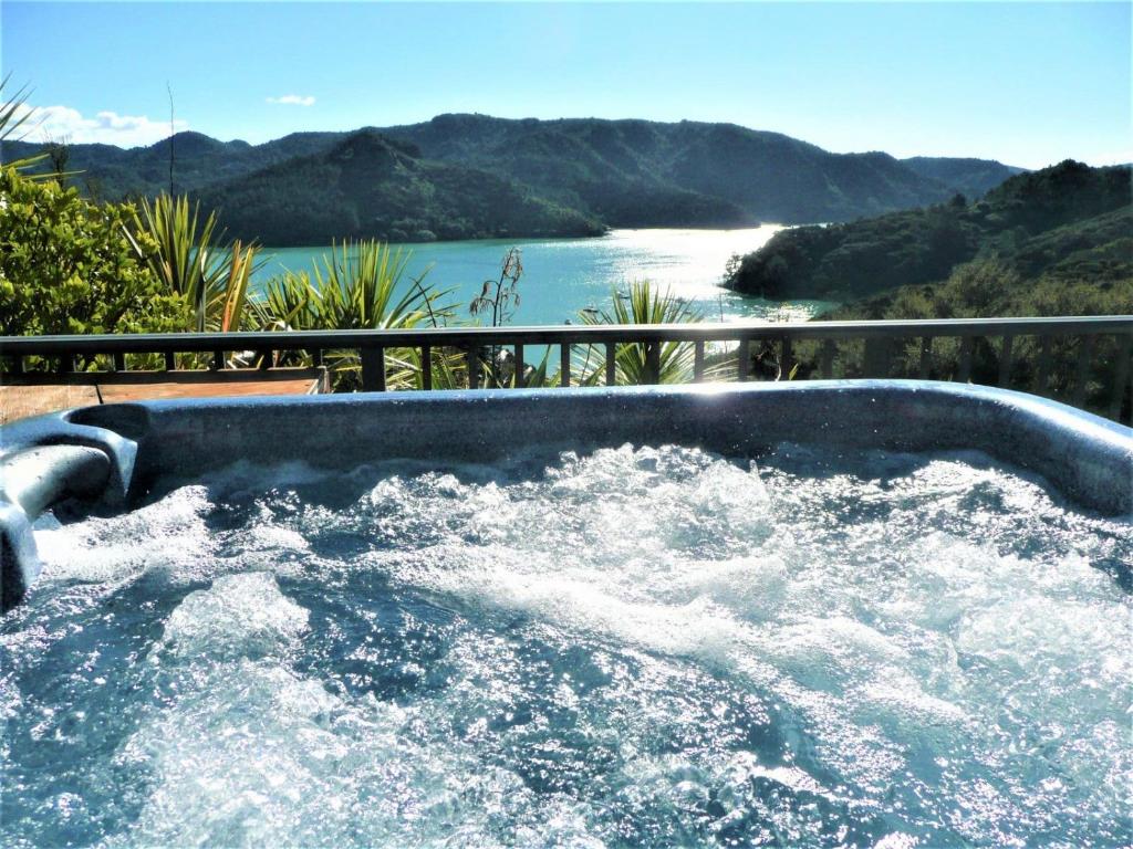 WhangaroaKing's View Lodge的河景热水浴池