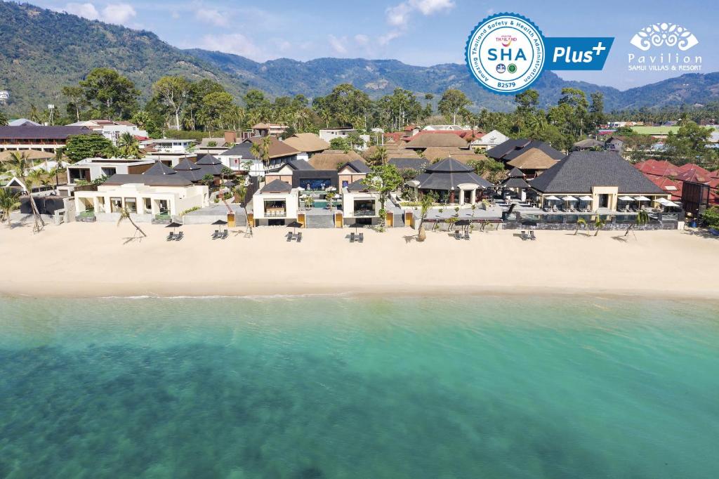 拉迈Pavilion Samui Villas and Resort - SHA Extra Plus的享有度假村海滩的景致