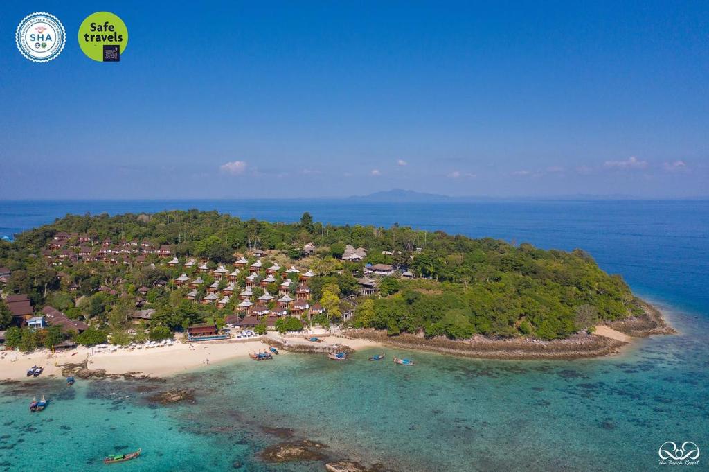 皮皮岛Phi Phi The Beach Resort- SHA Certified的海洋岛屿的空中景观