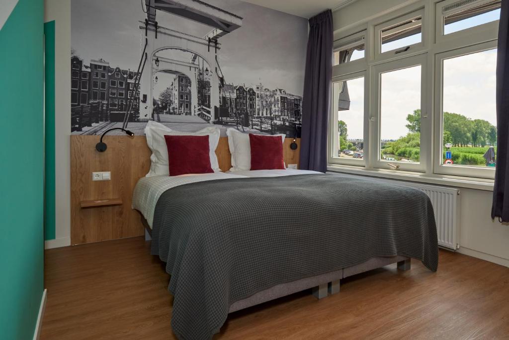 Avenhorn维拉格罗特酒店的一间卧室配有一张带红色枕头的大床