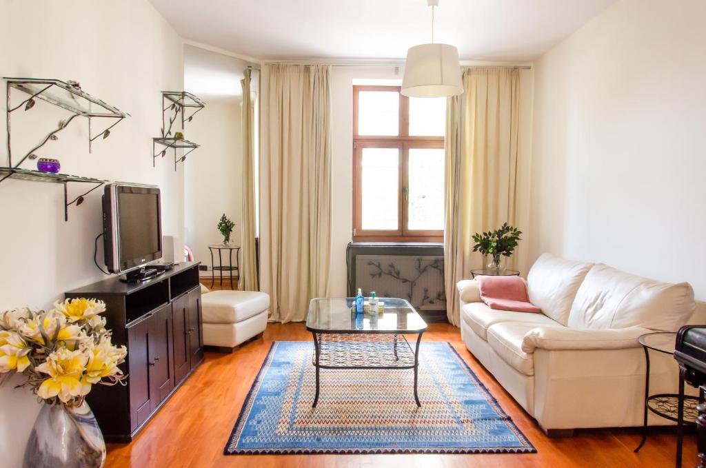 布加勒斯特Bohemian Apartment - Center of Bucharest的客厅配有沙发和桌子