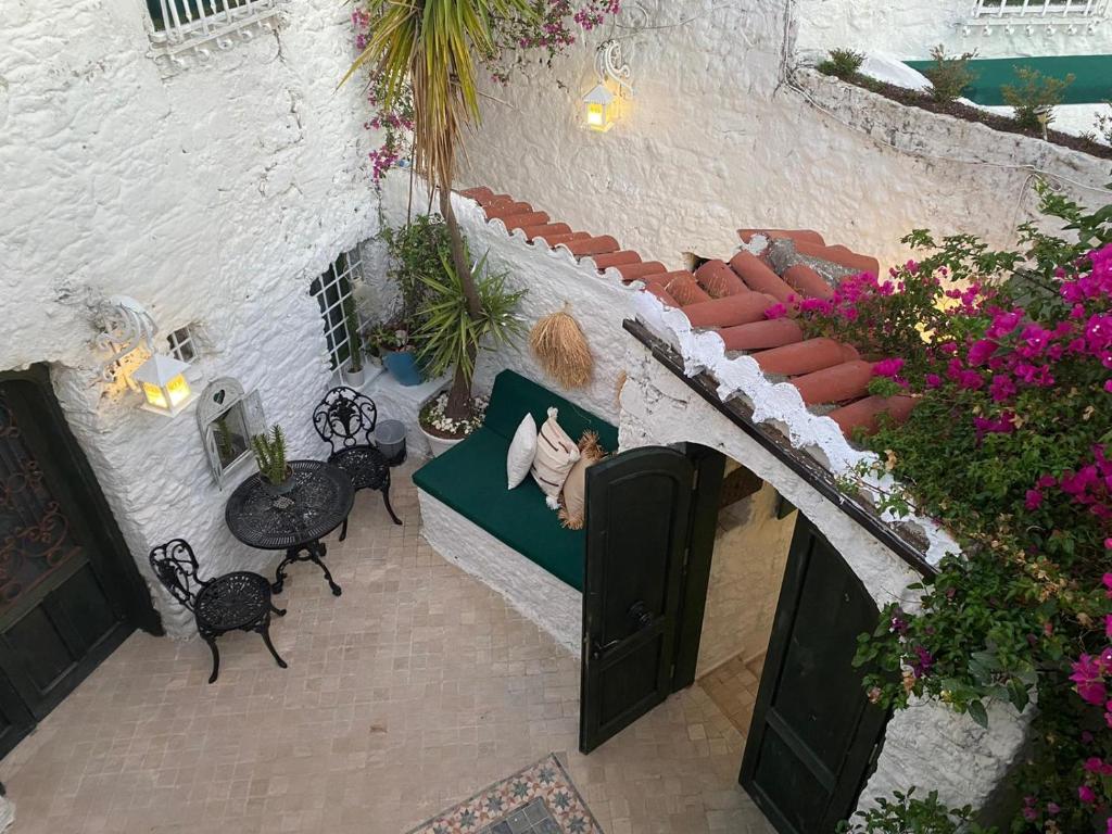 马尔马里斯马尔马里斯奥达8号度假屋的享有带长凳和鲜花的天井的顶部景致