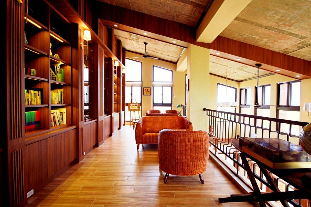 台东豐 FONG PENSiON - 無合作 ᴀɢᴏᴅᴀ 平台的大楼内带沙发和椅子的走廊