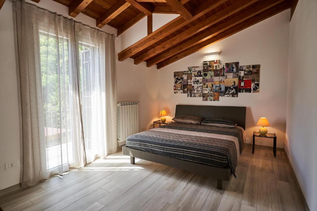 萨沃纳Ca' de Paggia的一间卧室设有一张床和一个大窗户