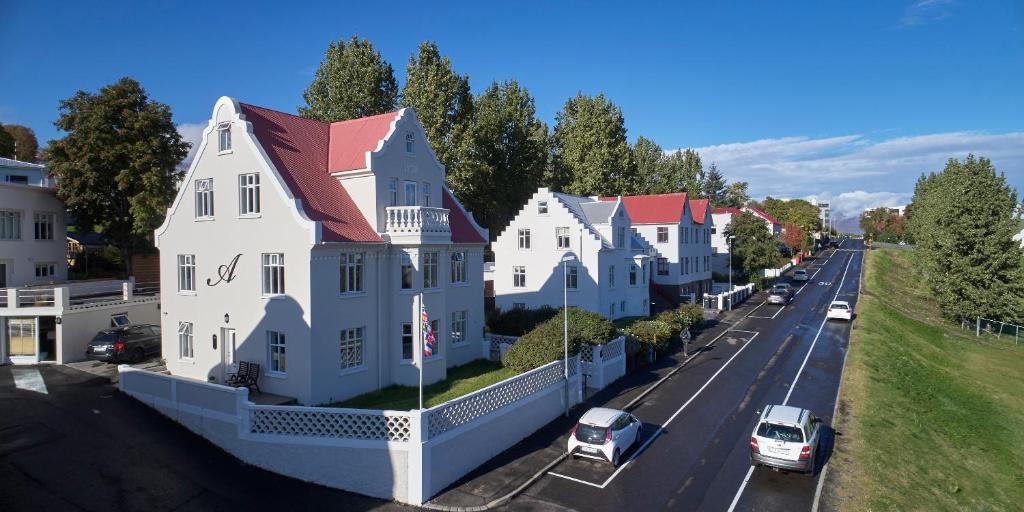 阿克雷里Akurinn Residence的城市街道上一排有汽车的房屋