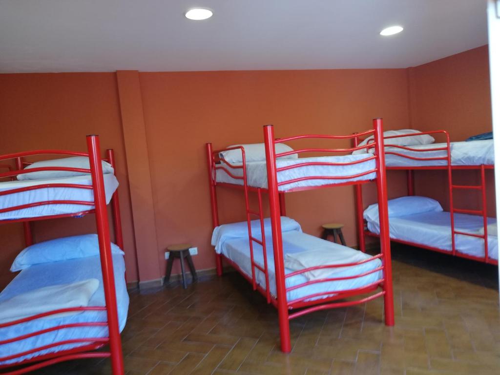 福斯特拉O Encontro的带墙壁的客房内的三张红色双层床