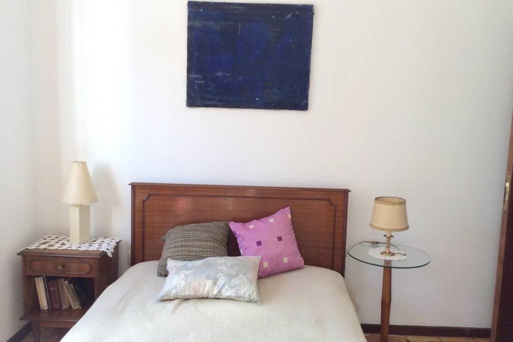 FânzeresCasa Isabel 2 bedroom apartment near Porto的一间卧室配有一张带两个枕头的床