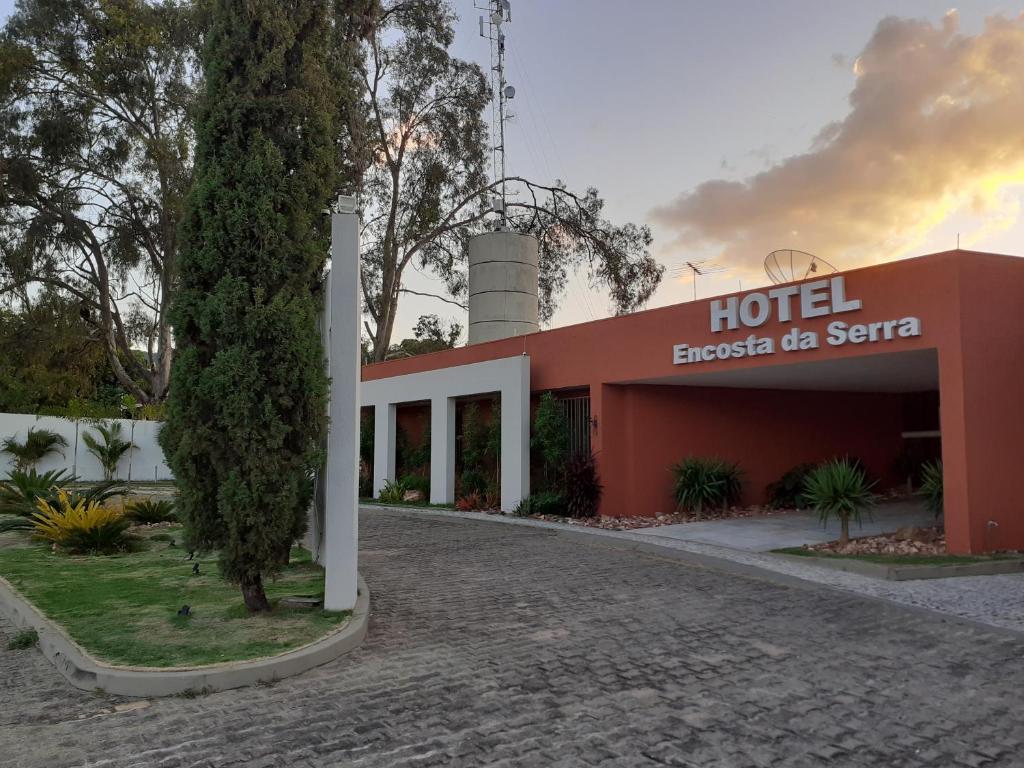 克拉图Hotel Encosta da Serra CRATO CE的建筑前有标志的酒店