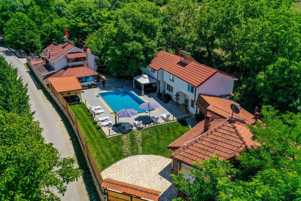 卡瓦达尔奇Villa Ruma Dabnishte的享有带游泳池的房屋的空中景致