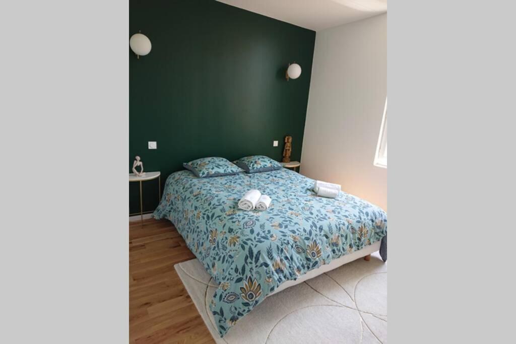 波尔多T2 calme et design quartier Chartrons à Bordeaux的一间卧室配有一张带绿色墙壁的床