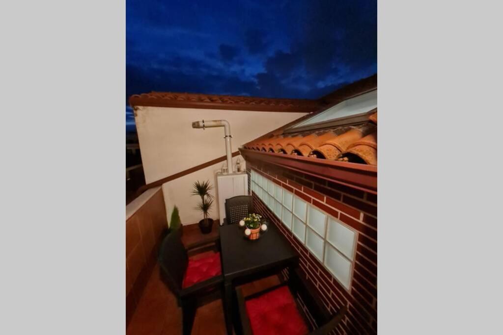 埃拉斯蒂列罗Apartamento nuevo en El Astillero的客房设有带桌椅的阳台。