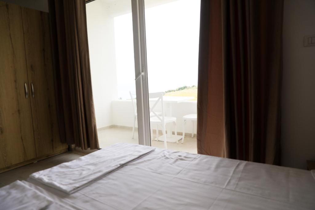 ShetajSaint Michelle Residence的卧室设有白色的床和大窗户