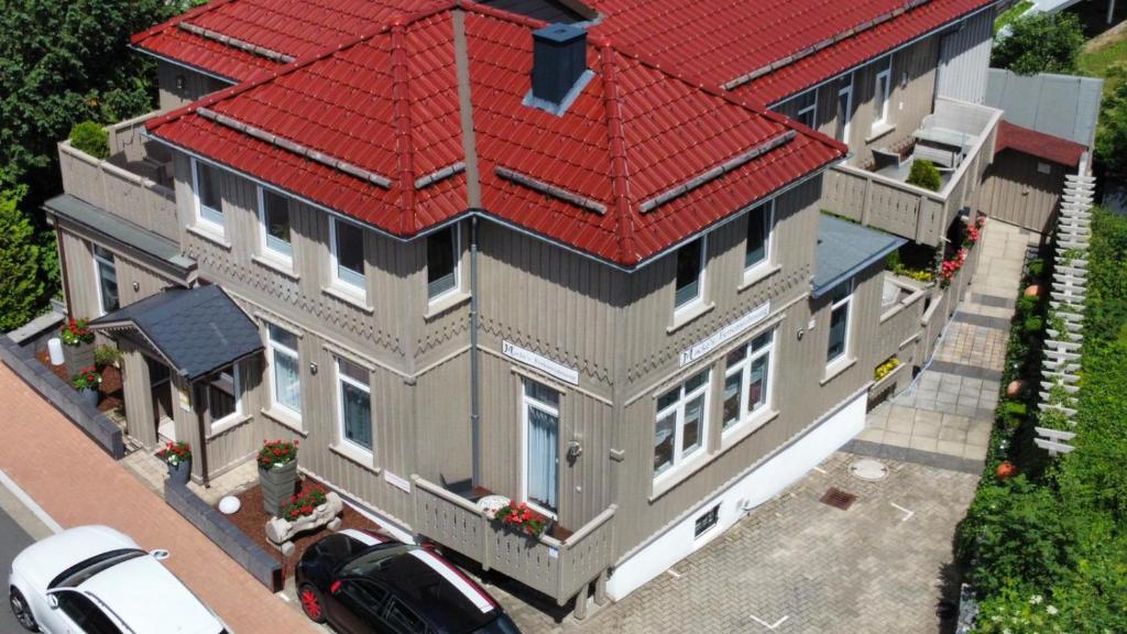 哈嫩克利博克斯维斯Macke`s Ferienwohnungen的享有红色屋顶房屋的空中景致