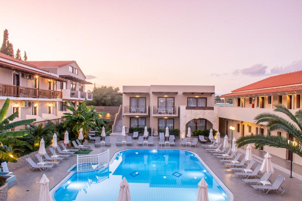 蒂锡利维Lazaros Hotel Resort的一张酒店图,里面设有游泳池和椅子