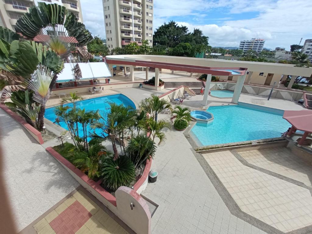 通苏帕Departamento 4 habitaciones 12 personas vista al mar 8vo piso Playa Almendro的享有大楼游泳池的顶部景致