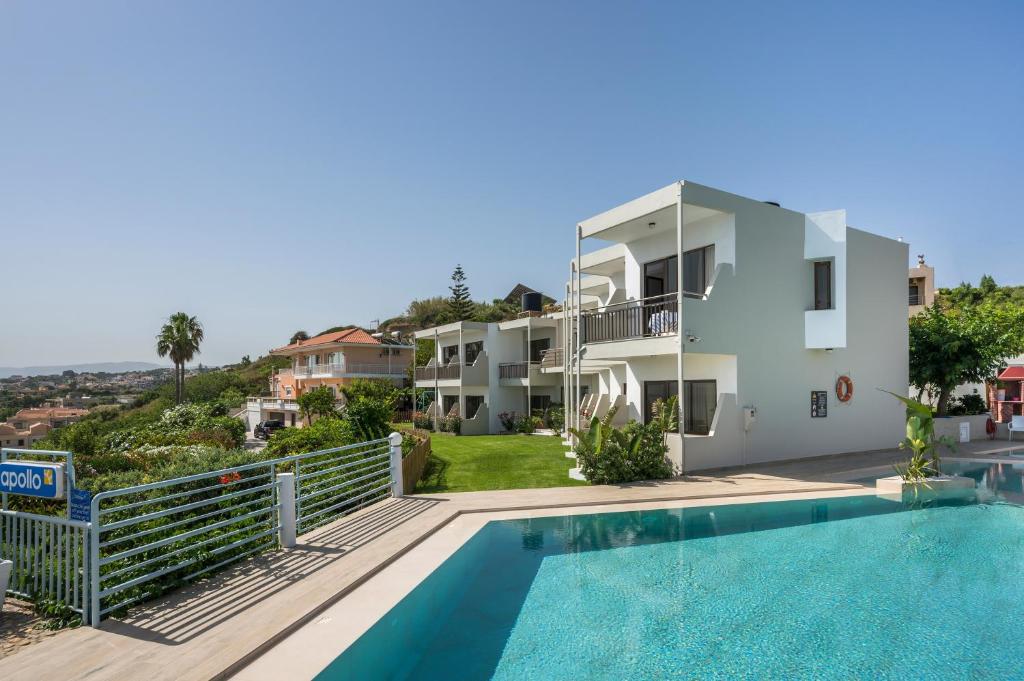 斯塔罗斯Hermes Sea View的一座带游泳池和房子的别墅