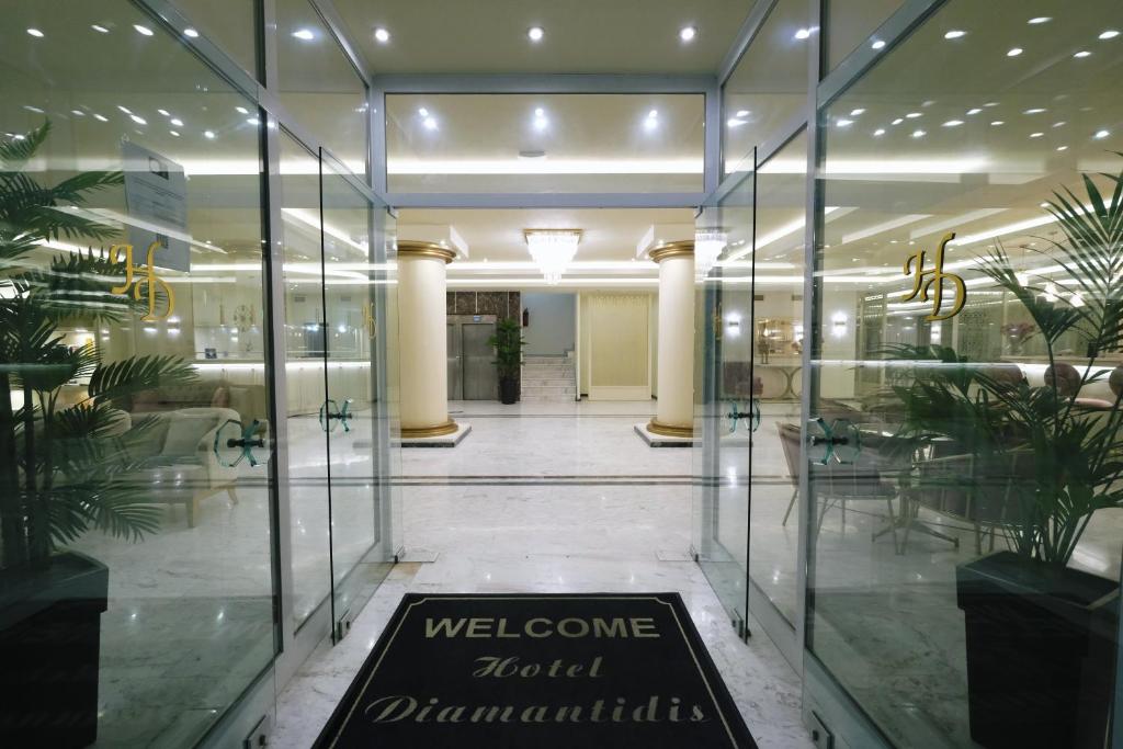 米里纳迪亚曼提迪斯酒店的一个带玻璃门和迎宾标志的大堂