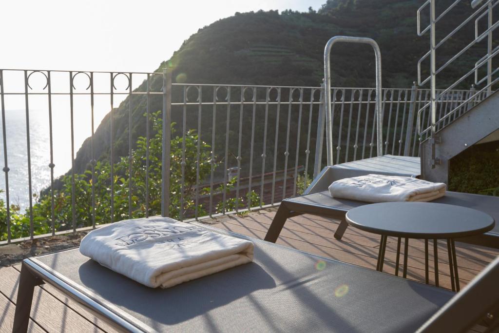 里奥马哲雷The Sunset Line的阳台配有2个枕头和一张桌子,享有海景。