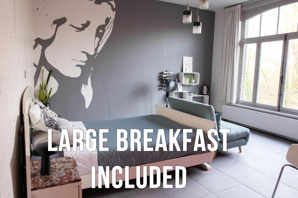布鲁日VEGAN, PLANT BASED b&b central Bruges的一间提供丰盛早餐的客房