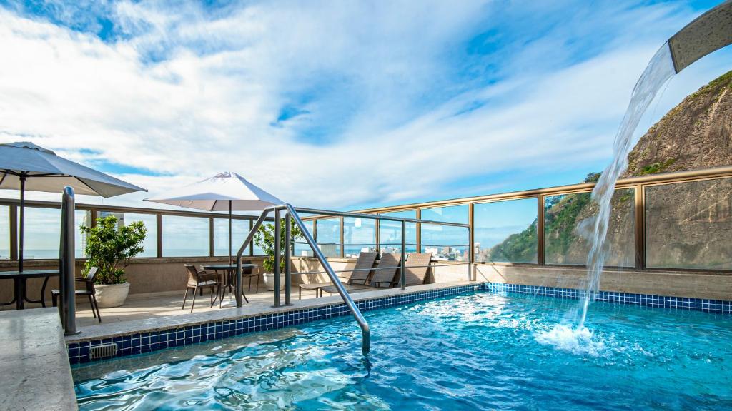 里约热内卢里约热内卢大西洋酒店的一个带喷泉的游泳池