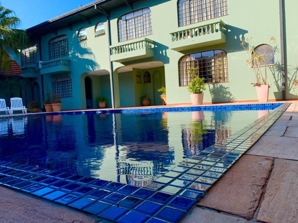 托莱多Vila Verde Hotel的房屋前有游泳池的房子