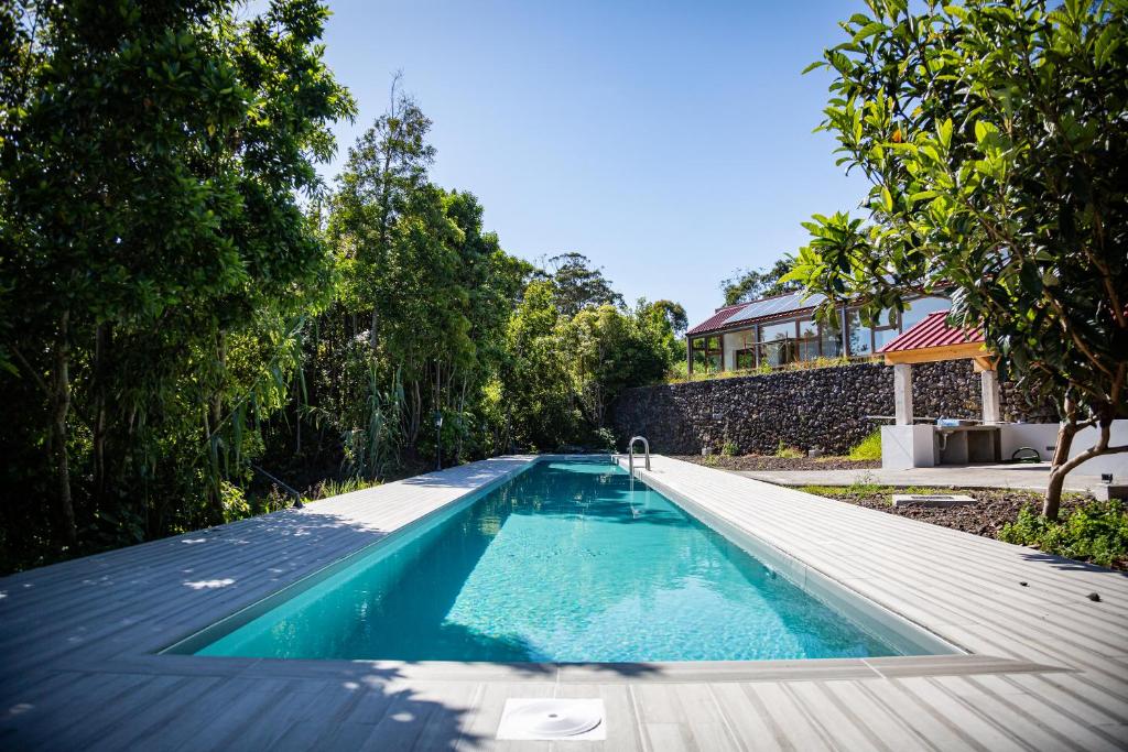 英雄港Quinta do Abacate - Glamping Park的一座房子后院的游泳池