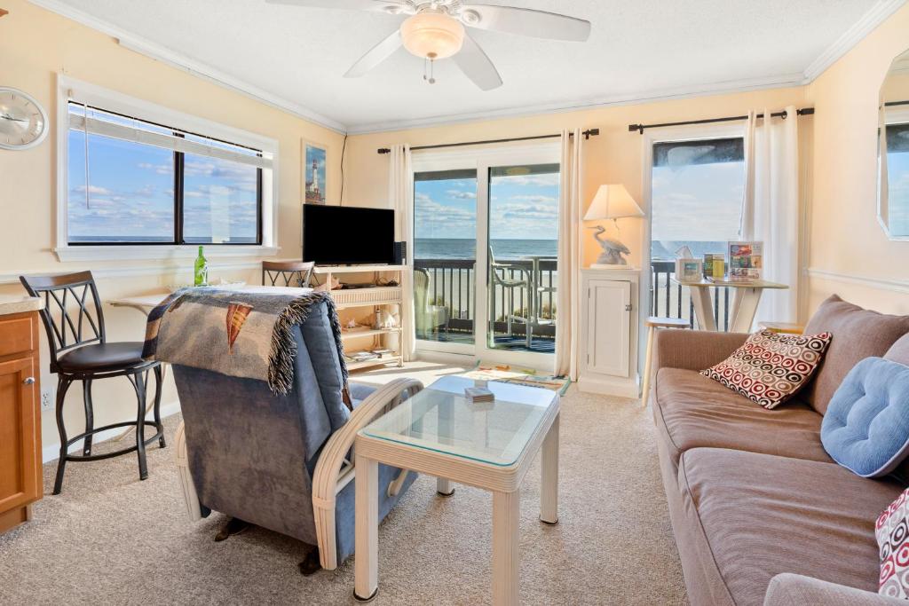 默特尔比奇Sea Cabin 224的客厅配有沙发和桌子